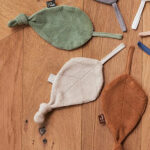 Dit lieve speendoekje in de vorm van een blad is gemaakt van badstof en komt uit de Basics collectie van Jollein. Aan de punt van het blaadje zit een knoopje waar je baby lekker aan kan friemelen om in slaap te vallen.