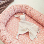 Dit schattige speendoekje Bunny Ears Nougat, in de vorm van een lief konijntje, is gemaakt van extra zacht wrinkled hydrofiel katoen. Het doekje is niet alleen een knuffelvriend voor je baby, maar ook een handig accessoire om de speen binnen handbereik te houden. Laat je kleintje knuffelen met dit zachte konijntje voor troost en gemak, altijd binnen handbereik.