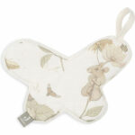 Het Dreamy Mouse speendoekje komt uit de collectie van Jollein.  Het doekje is gemaakt in de vorm van een vlinder en heeft aan de ene zijde een print van een vlinders, bloemen en een muis en de andere zijde is van fleece. Maak dit  speendoekje vast aan de speen van je baby en de speen is vindbaar!