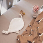 Dit lieve speendoekje Ivory in de vorm van een blad is gemaakt van badstof en komt uit de Basics collectie van Jollein. Aan de punt van het blaadje zit een knoopje waar je baby lekker aan kan friemelen om in slaap te vallen. Het speendoekje is gemaakt in de kleur gebroken en is super handig om aan het speentje van jouw kleintje te hangen. Het speentje raakt minder snel kwijt en is meteen een knuffelvriendje wat geborgenheid geeft.