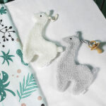 Dit schattige speendoekje Lama Grey komt uit de collectie van Jollein. Dit leuke speendoekje in de kleur grijs is gemaakt van zachte teddystof en heeft aan de bovenzijde van zijn hoofdje een lusje waaraan je de speen kan vastmaken. De oogjes op de lama zijn geborduurd. Als je de speen van je kleintje geregeld kwijtraakt is dit speendoekje echt een uitkomst. 