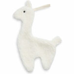 Dit schattige speendoekje Lama Off White komt uit de collectie van Jollein. Dit leuke speendoekje in de kleur gebroken wit is gemaakt van zachte teddystof en heeft aan de bovenzijde van zijn hoofdje een lusje waaraan je de speen kan vastmaken. De oogjes op de lama zijn geborduurd. Als je de speen van je kleintje geregeld kwijtraakt is dit speendoekje echt een uitkomst.