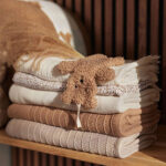 Het Teddy Bear Biscuit speendoekje komt uit de collectie van Jollein en is gemaakt van stof met 'krulletjes'. Maak dit  speendoekje vast aan de speen van je baby en de speen is vindbaar! Hiermee is zoeken naar een speen in de box, het bed of de kinderwagen verleden tijd. Geen nachtelijke escapades meer met lichten aan, jij en je baby klaarwakker en het zoeken naar dat kleine speentje.