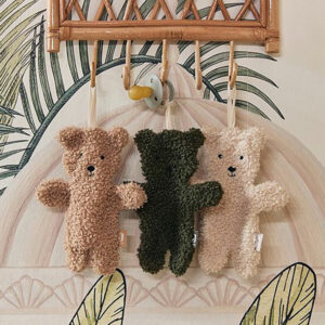 Het Teddy Bear Biscuit speendoekje komt uit de collectie van Jollein en is gemaakt van stof met 'krulletjes'. Maak dit  speendoekje vast aan de speen van je baby en de speen is vindbaar! Hiermee is zoeken naar een speen in de box, het bed of de kinderwagen verleden tijd. Geen nachtelijke escapades meer met lichten aan, jij en je baby klaarwakker en het zoeken naar dat kleine speentje.