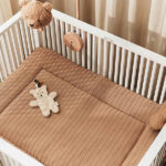 Het Teddy Bear Naturel speendoekje komt uit de collectie van Jollein en is gemaakt van stof met 'krulletjes'. Maak dit  speendoekje vast aan de speen van je baby en de speen is vindbaar! Hiermee is zoeken naar een speen in de box, het bed of de kinderwagen verleden tijd. Geen nachtelijke escapades meer met lichten aan, jij en je baby klaarwakker en het zoeken naar dat kleine speentje.