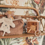 Het Teddy Bear Naturel speendoekje komt uit de collectie van Jollein en is gemaakt van stof met 'krulletjes'. Maak dit  speendoekje vast aan de speen van je baby en de speen is vindbaar! Hiermee is zoeken naar een speen in de box, het bed of de kinderwagen verleden tijd. Geen nachtelijke escapades meer met lichten aan, jij en je baby klaarwakker en het zoeken naar dat kleine speentje.