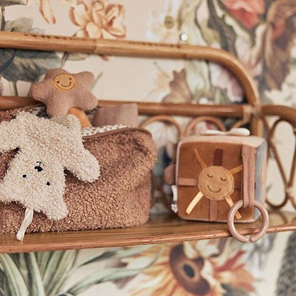 Het Teddy Bear Naturel speendoekje komt uit de collectie van Jollein en is gemaakt van stof met 'krulletjes'. Maak dit speendoekje vast aan de speen van je baby en de speen is vindbaar! Hiermee is zoeken naar een speen in de box, het bed of de kinderwagen verleden tijd. Geen nachtelijke escapades meer met lichten aan, jij en je baby klaarwakker en het zoeken naar dat kleine speentje.