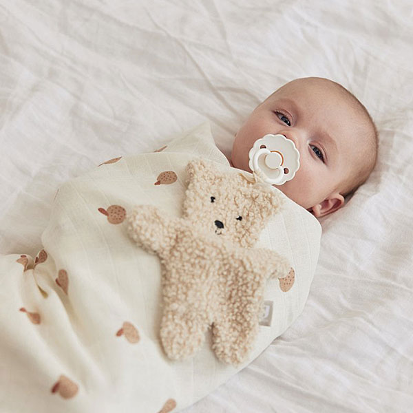 Het Teddy Bear Naturel speendoekje komt uit de collectie van Jollein en is gemaakt van stof met 'krulletjes'. Maak dit speendoekje vast aan de speen van je baby en de speen is vindbaar! Hiermee is zoeken naar een speen in de box, het bed of de kinderwagen verleden tijd. Geen nachtelijke escapades meer met lichten aan, jij en je baby klaarwakker en het zoeken naar dat kleine speentje.