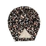 Dit leuke turban Lilly Leopard komt uit de collectie van May Mays. Het mutsje heeft een leuke luipaardenprint en een prachtige knoopdetail. Deze knoop zorgt voor een modieuze flair aan het outfitje van jouw kleine meid. Doordat het gemaakt is van katoen met elastaan zijn de mutsjes enigszins rekbaar. De eigentijdse uitstraling en het comfortabele ontwerp maken dit mutsje tot een onmisbaar accessoire voor jonge fashionista's.