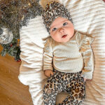 Dit leuke turban Lilly Leopard komt uit de collectie van May Mays. Het mutsje heeft een leuke luipaardenprint en een prachtige knoopdetail. Deze knoop zorgt voor een modieuze flair aan het outfitje van jouw kleine meid. Doordat het gemaakt is van katoen met elastaan zijn de mutsjes enigszins rekbaar. De eigentijdse uitstraling en het comfortabele ontwerp maken dit mutsje tot een onmisbaar accessoire voor jonge fashionista's.