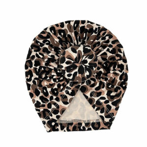 Dit leuke turban Lilly Leopard komt uit de collectie van May  Mays. Het mutsje heeft een leuke luipaardenprint en een prachtige knoopdetail. Deze knoop zorgt voor een modieuze flair aan het outfitje van jouw kleine meid. Doordat het gemaakt is van katoen met elastaan zijn de mutsjes enigszins rekbaar. De eigentijdse uitstraling en het comfortabele ontwerp maken dit mutsje tot een onmisbaar accessoire voor jonge fashionista's.