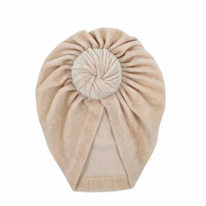 Dit leuke turban Velvet Beige komt uit de collectie van May Mays. Het mutsje is gemaakt van effen velvet stof  in de kleur champagne en een prachtige knoopdetail. Deze knoop zorgt voor een modieuze flair aan het outfitje van jouw kleine meid. Doordat het gemaakt is van katoen met elastaan zijn de mutsjes enigszins rekbaar. De eigentijdse uitstraling en het comfortabele ontwerp maken dit mutsje tot een onmisbaar accessoire voor jonge fashionista's.