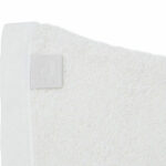 Deze zacht washand Ears is gemaakt van badstof in de kleur Ivory komt uit de Bascis collectie van Jollein. Deze badstoffen washand is zeer handig voor dagelijks gebruik. Heerlijk zacht en lief voor het kwetsbare huidje van jouw baby, lekker lang zodat hij goed om je hand blijft zitten en verkrijgbaar in 6 vrolijke kleurtjes. Daarnaast heeft de washand schattige oortjes aan de bovenkant en een handig lusje om de washand op te hangen.