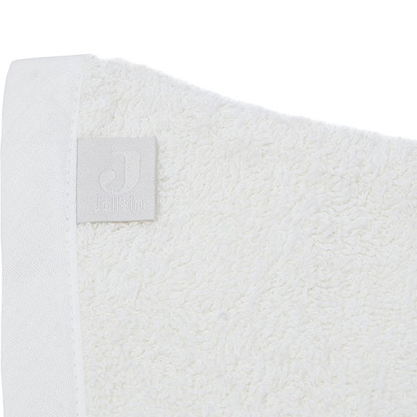 Deze zacht washand Ears is gemaakt van badstof in de kleur Ivory komt uit de Bascis collectie van Jollein. Deze badstoffen washand is zeer handig voor dagelijks gebruik. Heerlijk zacht en lief voor het kwetsbare huidje van jouw baby, lekker lang zodat hij goed om je hand blijft zitten en verkrijgbaar in 6 vrolijke kleurtjes. Daarnaast heeft de washand schattige oortjes aan de bovenkant en een handig lusje om de washand op te hangen.