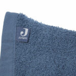 Deze zacht washand Ears is gemaakt van badstof in de kleur Jeans Bluet komt uit de Basics collectie van Jollein. Deze badstoffen washand is zeer handig voor dagelijks gebruik. Heerlijk zacht en lief voor het kwetsbare huidje van jouw baby, lekker lang zodat hij goed om je hand blijft zitten en verkrijgbaar in 6 vrolijke kleurtjes. Daarnaast heeft de washand schattige oortjes aan de bovenkant en een handig lusje om de washand op te hangen.