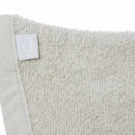 Deze zacht washand Ears is gemaakt van badstof in de kleur Nougat komt uit de Basics collectie van Jollein. Deze badstoffen washand is zeer handig voor dagelijks gebruik. Heerlijk zacht en lief voor het kwetsbare huidje van jouw baby, lekker lang zodat hij goed om je hand blijft zitten en verkrijgbaar in 6 vrolijke kleurtjes. Daarnaast heeft de washand schattige oortjes aan de bovenkant en een handig lusje om de washand op te hangen.