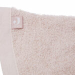 Deze zacht roze washand Ears is gemaakt van badstof in de kleur Pale Pink. Deze badstoffen washand is zeer handig voor dagelijks gebruik. Heerlijk zacht en lief voor het kwetsbare huidje van jouw baby, lekker lang zodat hij goed om je hand blijft zitten en verkrijgbaar in 6 vrolijke kleurtjes. Daarnaast heeft de washand schattige oortjes aan de bovenkant en een handig lusje om de washand op te hangen.