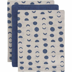 Dit leuke design Moonlight van Jollein heeft een leuke manen in de kleur blauw. Deze set bestaat uit 3 washadjes:1x effen blauw & 2x beige met maantjes. Maak met deze hydrofiele must haves jouw uitzetlijst compleet met deze fijne washandjes. Ze hebben een leuk printje, zijn lekker zacht en absorberen gemakkelijk.