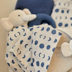 Dit leuke design Moonlight van Jollein heeft een leuke manen in de kleur blauw. Deze set bestaat uit 3 washadjes:1x effen blauw & 2x beige met maantjes. Maak met deze hydrofiele must haves jouw uitzetlijst compleet met deze fijne washandjes. Ze hebben een leuk printje, zijn lekker zacht en absorberen gemakkelijk.