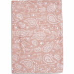 Dit leuke design Paisley & Halo komt uit de collectie van Jollein Leuke monddoekjes uit de collectie Paisley & Halo van Jollein. Deze set bestaat uit 2 washandjes gemaakt van GOTS hydrofiel katoen. Het witte washandje heeft een soort stippenprint en het roze washandje heeft bladerenprint.