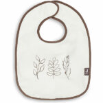 Laat jouw kleintje lekker kliederen en ontdekken aan tafel. Met deze slabben van Meadow Chestnut uit de collectie van Jollein bescherm je het leuke outfitje van jouw kleintje. De slabben zijn per drie verpakt en elke slab heeft een ander printje in het Meadow thema: 1x overall bloemenprint met verschillende bloemen, 1x quotes & 1x 3 takjes. De slabben zijn afgezet met een bruine bies.