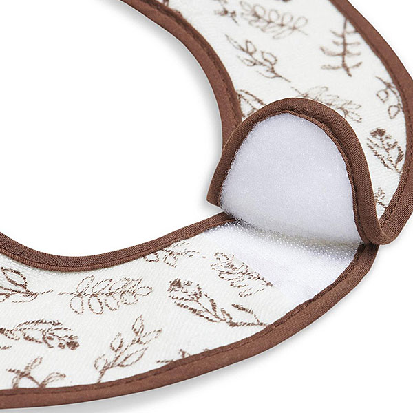 Laat jouw kleintje lekker kliederen en ontdekken aan tafel. Met deze slabben van Meadow Chestnut uit de collectie van Jollein bescherm je het leuke outfitje van jouw kleintje. De slabben zijn per drie verpakt en elke slab heeft een ander printje in het Meadow thema: 1x overall bloemenprint met verschillende bloemen, 1x quotes & 1x 3 takjes. De slabben zijn afgezet met een bruine bies.