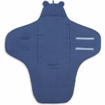Kijk deze onweerstaanbaar schattige wikkeldeken in de kleur blauw komt uit de Basics collectie van Jollein. Deze wikkeldeken heeft een gegarandeerd mega hoge cutenessfactor. De stof is heeft een ribbeltje aan de buitenkant en heerlijk comfortabel zacht aan de binnenkant en op de capuchon zitten schattige oortjes. Wikkel je baby in deze omslagdoek en sluit de deken met de praktische klittenbandstroken. Zet het mutsje erbij op en zie daar, die schattige oortjes op het mutsje. Echt te lief!