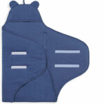 Kijk deze onweerstaanbaar schattige wikkeldeken in de kleur blauw komt uit de Basics collectie van Jollein. Deze wikkeldeken heeft een gegarandeerd mega hoge cutenessfactor. De stof is heeft een ribbeltje aan de buitenkant en heerlijk comfortabel zacht aan de binnenkant en op de capuchon zitten schattige oortjes. Wikkel je baby in deze omslagdoek en sluit de deken met de praktische klittenbandstroken. Zet het mutsje erbij op en zie daar, die schattige oortjes op het mutsje. Echt te lief!
