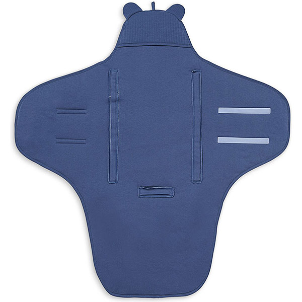 Kijk deze onweerstaanbaar schattige wikkeldeken in de kleur blauw komt uit de Basics collectie van Jollein. Deze wikkeldeken heeft een gegarandeerd mega hoge cutenessfactor. De stof is heeft een ribbeltje aan de buitenkant en heerlijk comfortabel zacht aan de binnenkant en op de capuchon zitten schattige oortjes. Wikkel je baby in deze omslagdoek en sluit de deken met de praktische klittenbandstroken. Zet het mutsje erbij op en zie daar, die schattige oortjes op het mutsje. Echt te lief!