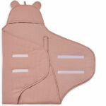 Kijk deze onweerstaanbaar schattige wikkeldeken in de kleur roze komt uit de Basics collectie van Jollein. Deze wikkeldeken heeft een gegarandeerd mega hoge cutenessfactor. De stof is heeft een ribbeltje aan de buitenkant en heerlijk comfortabel zacht aan de binnenkant en op de capuchon zitten schattige oortjes. Wikkel je baby in deze omslagdoek en sluit de deken met de praktische klittenbandstroken. Zet het mutsje erbij op en zie daar, die schattige oortjes op het mutsje. Echt te lief!