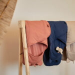 Kijk deze onweerstaanbaar schattige wikkeldeken in de kleur roze komt uit de Basics collectie van Jollein. Deze wikkeldeken heeft een gegarandeerd mega hoge cutenessfactor. De stof is heeft een ribbeltje aan de buitenkant en heerlijk comfortabel zacht aan de binnenkant en op de capuchon zitten schattige oortjes. Wikkel je baby in deze omslagdoek en sluit de deken met de praktische klittenbandstroken. Zet het mutsje erbij op en zie daar, die schattige oortjes op het mutsje. Echt te lief!