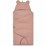 Kijk deze onweerstaanbaar schattige wikkeldeken in de kleur roze komt uit de Basics collectie van Jollein. Deze wikkeldeken heeft een gegarandeerd mega hoge cutenessfactor. De stof is heeft een ribbeltje aan de buitenkant en heerlijk comfortabel zacht aan de binnenkant en op de capuchon zitten schattige oortjes. Wikkel je baby in deze omslagdoek en sluit de deken met de praktische klittenbandstroken. Zet het mutsje erbij op en zie daar, die schattige oortjes op het mutsje. Echt te lief!