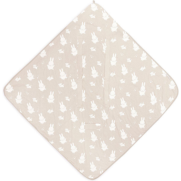 Kijk deze onweerstaanbaar schattige wikkeldeken in de kleur beige met Nijntje & Snuffy printje nou eens! Deze wikkeldeken komt uit de collectie van Jollein. De voorkant van de deken heeft een beige ondergrond met daarop in het crème de print van Nijntje en zijn vriendjes. De binnenzijde van de wikkeldeken is effen van kleur. Jouw kleintje kun je lekker inwikkelen in deze extra grote wikkeldeken zodat hij comfortabel en warm mee op pad kan. De wikkeldeken heeft namelijk handige stroken met klittenband waar de gordeltjes van het autostoeltje doorheen kunnen.