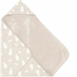 Kijk deze onweerstaanbaar schattige wikkeldeken in de kleur beige met Nijntje & Snuffy printje nou eens! Deze wikkeldeken komt uit de collectie van Jollein. De voorkant van de deken heeft een beige ondergrond met daarop in het crème de print van Nijntje en zijn vriendjes. De binnenzijde van de wikkeldeken is effen van kleur. Jouw kleintje kun je lekker inwikkelen in deze extra grote wikkeldeken zodat hij comfortabel en warm mee op pad kan. De wikkeldeken heeft namelijk handige stroken met klittenband waar de gordeltjes van het autostoeltje doorheen kunnen.