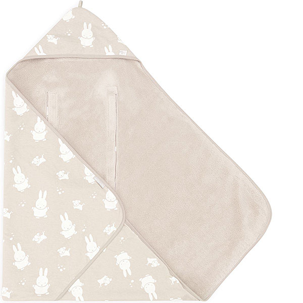 Kijk deze onweerstaanbaar schattige wikkeldeken in de kleur beige met Nijntje & Snuffy printje nou eens! Deze wikkeldeken komt uit de collectie van Jollein. De voorkant van de deken heeft een beige ondergrond met daarop in het crème de print van Nijntje en zijn vriendjes. De binnenzijde van de wikkeldeken is effen van kleur. Jouw kleintje kun je lekker inwikkelen in deze extra grote wikkeldeken zodat hij comfortabel en warm mee op pad kan. De wikkeldeken heeft namelijk handige stroken met klittenband waar de gordeltjes van het autostoeltje doorheen kunnen.