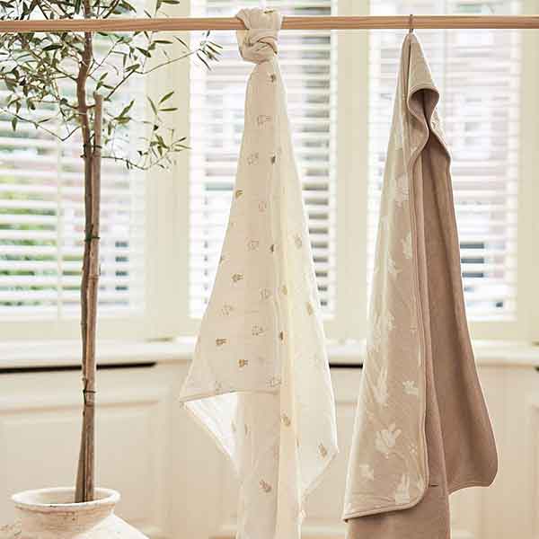 Wikkeldeken Nijntje & Snuffy nougat van Jollein met capuchon en zachte fleece binnenkant