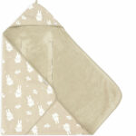 Kijk deze onweerstaanbaar schattige wikkeldeken in de kleur olijfgroen met Nijntje & Snuffy printje nou eens! Deze wikkeldeken komt uit de collectie van Jollein. De voorkant van de deken heeft een lijfgroene ondergrond met daarop in het crème de print van Nijntje en zijn vriendjes. De binnenzijde van de wikkeldeken is effen van kleur. Jouw kleintje kun je lekker inwikkelen in deze extra grote wikkeldeken zodat hij comfortabel en warm mee op pad kan.