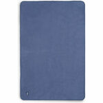 Dit mooie blauwe dekentje komt uit de Basics collectie van Jollein. Het dekentje is effen en van kleur en geschikt voor het ledikantje. Het dekentje is gemaakt van 100% katoen. Hij is lekker zacht en past overal bij doordat hij een effen kleur heeft. Combineer deze deken bijvoorbeeld met een leuk (hoes)lakentje met print. De deken is niet alleen fijn in het bedje van jouw baby, maar kun je ook goed gebruiken als je samen onderweg bent met de kinderwagen of bij het knuffelen op de bank. De TOG-waarde is 1.0 en dus ook goed te combineren met een slaapzak