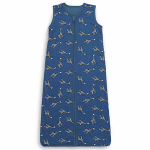 Dit stoere slaapzakje Giraffes heeft een overall print van giraffes op een donkerblauwe ondergrond en komt uit de collectie van Jollein. Door de lage TOG waarde is hij perfect voor gebruik in de zomer, of juist in de winter in combinatie met een dekentje. Een slaapzakje zorgt ervoor dat jouw kleintje lekkerder slaapt en ook gemakkelijker in slaap valt.