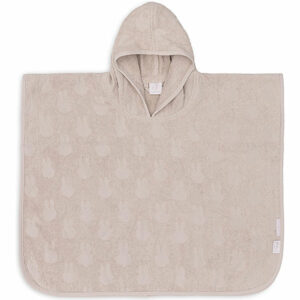 Kun jij deze superzachte beige badponcho met Nijntje patroon weerstaan? Deze fijne poncho van badstof is een echte must have voor kleintjes van 1 t/m 4 jaar. De poncho komt uit de collectie Nijntje Miffy Terry Jaquard Nougatn. De poncho is gemaakt van hoogwaardige badstof, zodat je kleintje na het zwemmen of badderen snel weer droog is. Neem hem mee naar het zwembad, naar het strand of gebruik hem thuis na het badderen.