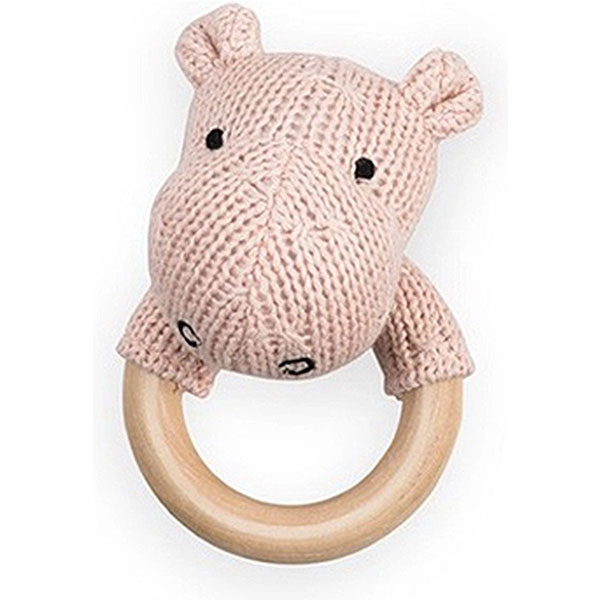 Een leuke zalmkleurige rammelaar in de vorm van een nijlpaard met bijtring. Deze bijtring komt uit de Soft Knit collectie van Jollein. De houten ring is gemaakt van beukenhout. Shake, chew and cuddle me! Ik ben lekker zacht en maak een leuk geluidje als je met mij speelt. Leuk als cadeautje en ook te shoppen in twee andere kleurtjes.