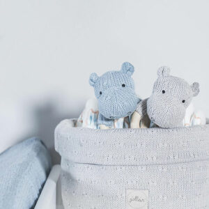 Een leuke blauwe rammelaar in de vorm van een nijlpaard met bijtring. Deze bijtring komt uit de Soft Knit collectie van Jollein. De houten ring is gemaakt van beukenhout. Shake, chew and cuddle me! Ik ben lekker zacht en maak een leuk geluidje als je met mij speelt. Leuk als cadeautje en ook te shoppen in twee andere kleurtjes.