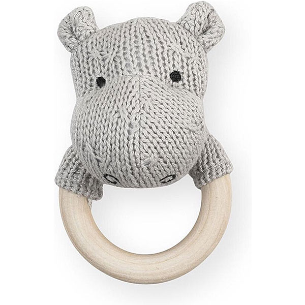 Een leuke grijze rammelaar in de vorm van een nijlpaard met bijtring. Deze bijtring komt uit de Soft Knit collectie van Jollein. De houten ring is gemaakt van beukenhout. Shake, chew and cuddle me! Ik ben lekker zacht en maak een leuk geluidje als je met mij speelt. Leuk als cadeautje en ook te shoppen in twee andere kleurtjes.