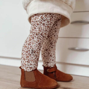 Dit mooie broekje Leopard Beige van Little Adventure heeft een elastische broeksband. Het broekje Leopard Beige heeft een crèmekleurige ondergrond met daarop een luipaardenprint in beige tinten. De broeksband en boordjes van het broekje zijn gemaakt van dezelfde stof.