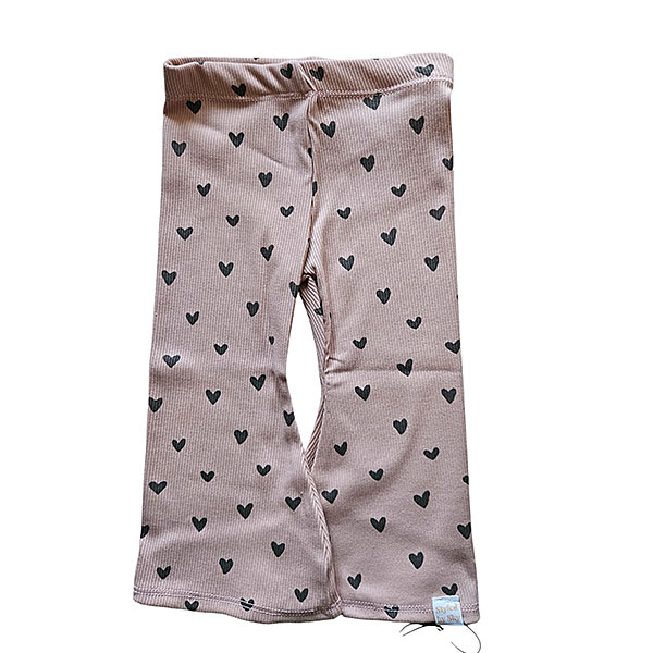 Deze mooie flared broek gemaakt van fijne ribstof komt uit de collectie van Style by Sky. Het broekje is roze van kleur en heeft een overall print met grijze hartjes. Het broekje valt mooi passend bij de bovenbenen en heeft wijd uitlopende pijpjes. Dit broekje is geschikt voor alle modieuze meiden.