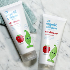 Green People Kids Conditioner Berry is speciaal samengesteld om het haar van kinderen te hydrateren en te verzorgen. Deze zachte conditioner is je geheime wapen voor glanzend en makkelijk doorkambaar haar bij kinderen. Met biologische aardbei en framboos biedt deze conditioner diepe hydratatie en voeding voor het haar van kinderen. Het helpt klitten te verminderen en maakt het haar zijdezacht en glanzend.