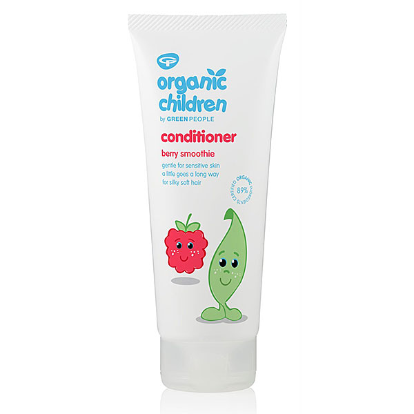 Green People Kids Conditioner Berry is speciaal samengesteld om het haar van kinderen te hydrateren en te verzorgen. Deze zachte conditioner is je geheime wapen voor glanzend en makkelijk doorkambaar haar bij kinderen. Met biologische aardbei en framboos biedt deze conditioner diepe hydratatie en voeding voor het haar van kinderen. Het helpt klitten te verminderen en maakt het haar zijdezacht en glanzend.