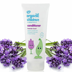 Green People Kids Conditioner Lavendel is speciaal samengesteld om het haar van kinderen op een milde en natuurlijke manier te verzorgen. Deze rustgevende conditioner is je geheime wapen voor zacht en makkelijk doorkambaar haar bij kinderen. Met biologische lavendel biedt deze conditioner een kalmerende en ontspannende geur, terwijl het haar diepe hydratatie en voeding krijgt. Het helpt klitten te verminderen en laat het haar zijdezacht en heerlijk ruikend achter.