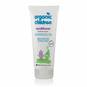 Green People Kids Conditioner Lavendel is speciaal samengesteld om het haar van kinderen op een milde en natuurlijke manier te verzorgen. Deze rustgevende conditioner is je geheime wapen voor zacht en makkelijk doorkambaar haar bij kinderen. Met biologische lavendel biedt deze conditioner een kalmerende en ontspannende geur, terwijl het haar diepe hydratatie en voeding krijgt. Het helpt klitten te verminderen en laat het haar zijdezacht en heerlijk ruikend achter.