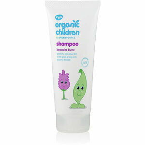 Green People Kids Shampoo Lavendel is speciaal samengesteld om het haar van kinderen op een milde en natuurlijke manier te reinigen. Deze rustgevende shampoo is je geheime wapen voor zacht en fris haar bij kinderen. Met biologische lavendel biedt deze shampoo een kalmerende geur, terwijl het haar grondig wordt gereinigd. Het verwijdert vuil en onzuiverheden, terwijl het haar zacht en heerlijk ruikend achterlaat.